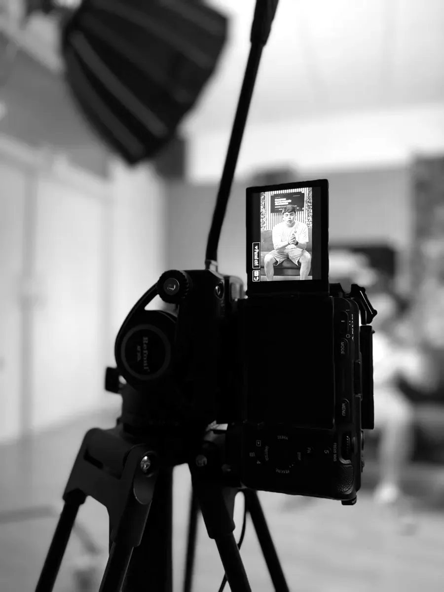 Cámara de cine encuadrando a un talent en el plató de B9 Studios