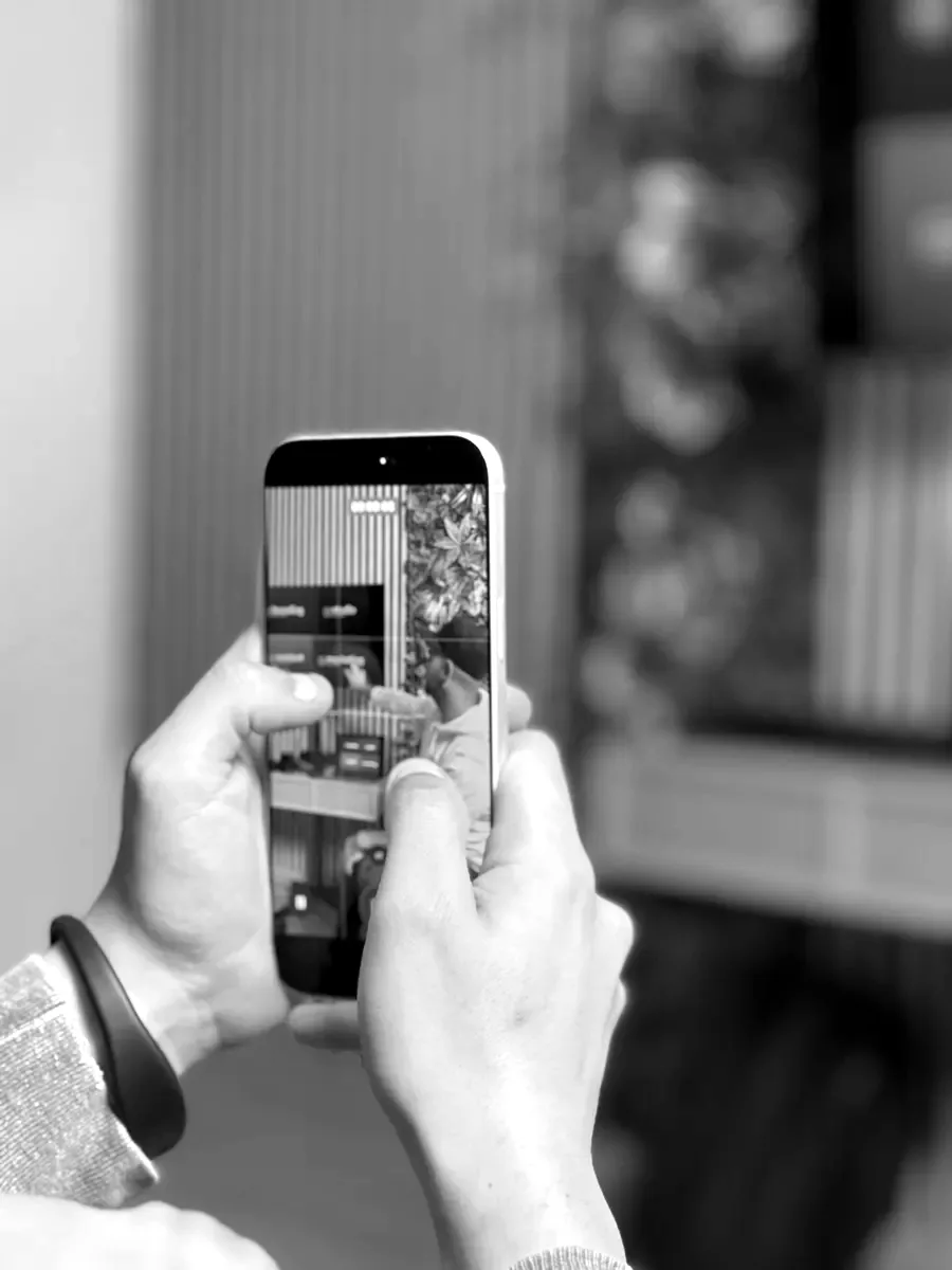 Grabando contenido vertical con smartphone en el estudio de B9
